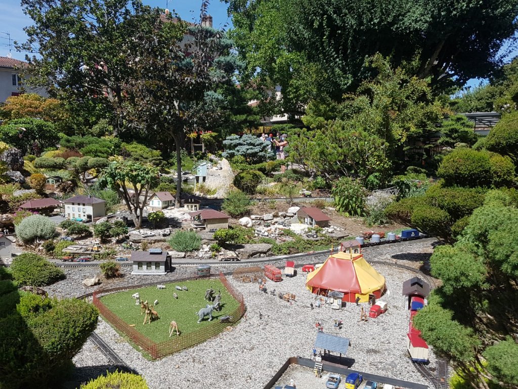 Jardin ferroviare de Chatte : on s'éloigne un peu de Villard pour découvrir ce magnifique jardin et ses trains et paysages miniatures ! Plein de clin d'oeils pour petits et grands sont à découvrir !